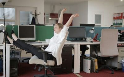 Se relaxer au travail : 4 petits exercices à faire au bureau