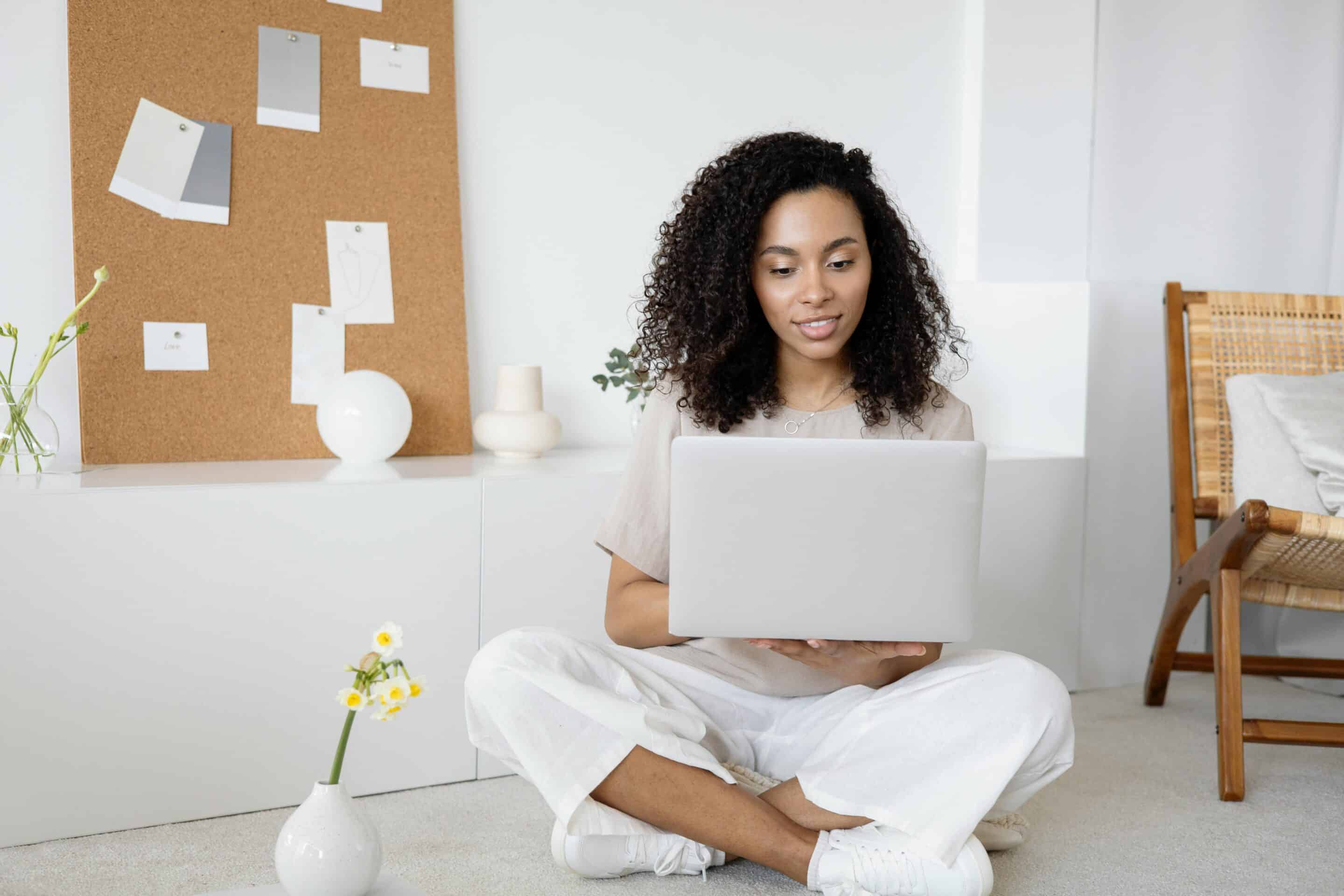 Personne concentrée dans une posture calme 