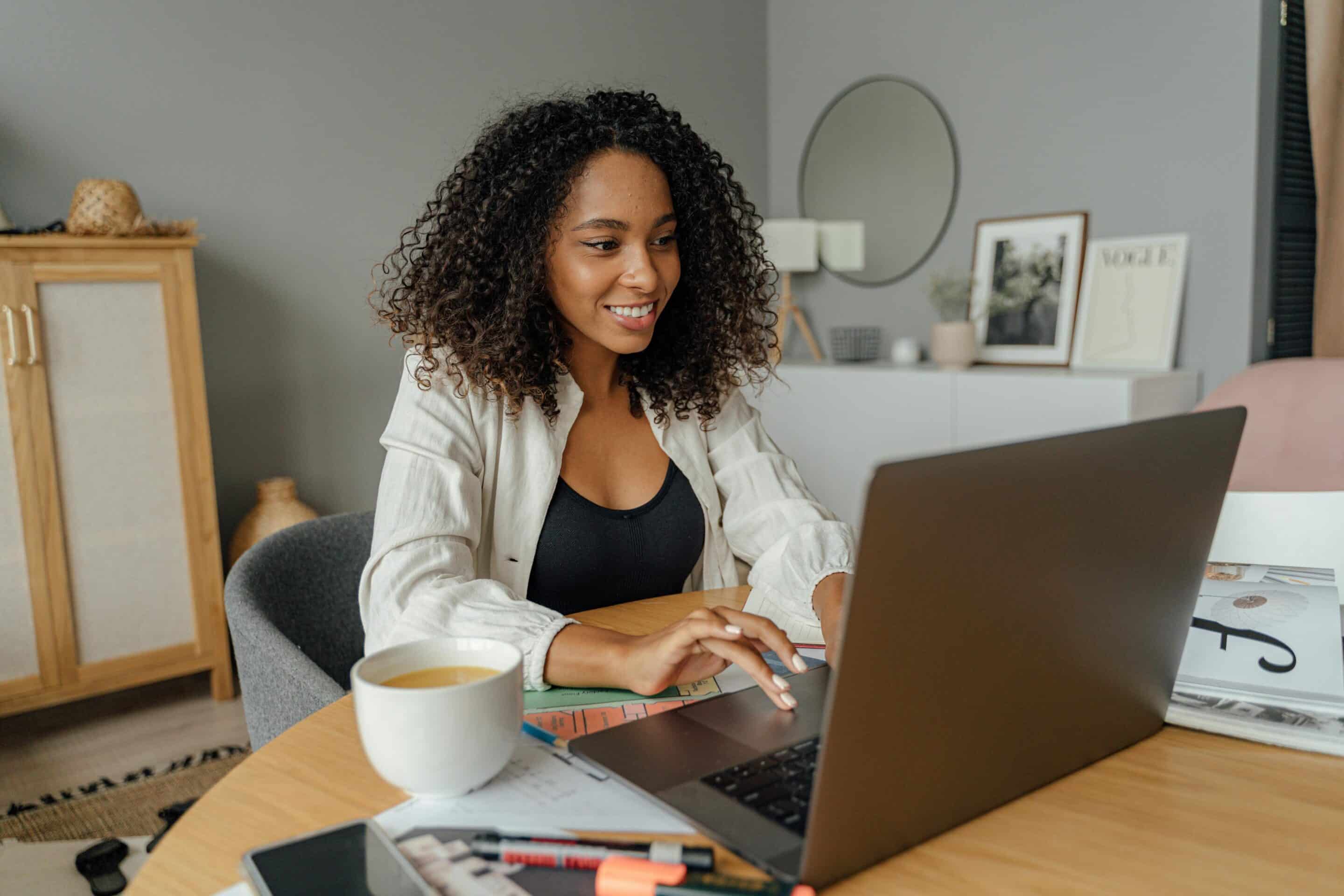 Femme en télétravail - bien-être au travail